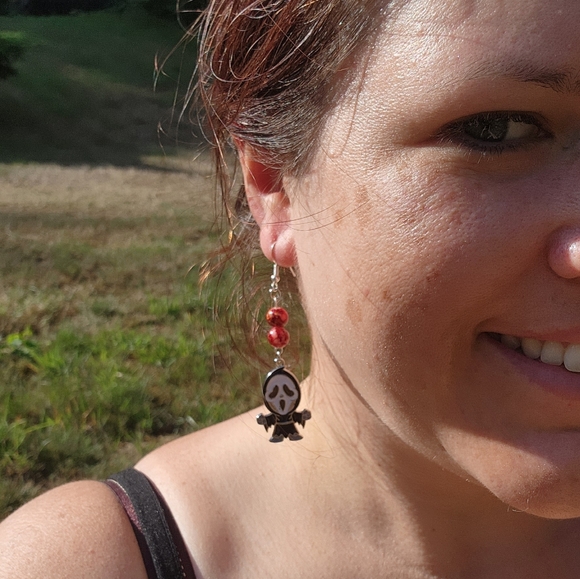 🥳SALE🥳Halloween SCREAM dangles - Picture 3 of 9